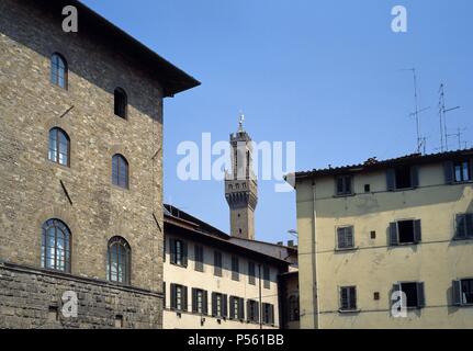 ITALIA. FLORENCIA. Vista parcial del Barrio de Santa Croce con la torre medievale del Palazzo Vecchio al fondo. La Toscana. Foto Stock