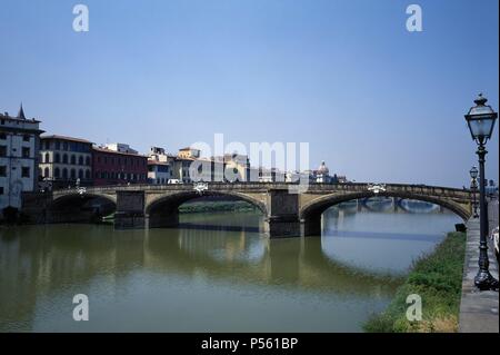 ITALIA. FLORENCIA. Vista generale del ponte a SANTA TRINITA sobre el Rio Arno. La Toscana. Foto Stock