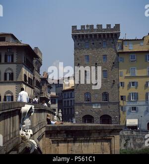 ITALIA. FLORENCIA. Vista generale del PALAZZO SPINIFERRONI, de época medievale, desde el PONTE SANTA TRINITA La Toscana. Foto Stock