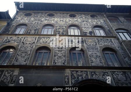 ITALIA. FLORENCIA. Vista generale de la fachada esgrafiada del PALAZZO DI BIANCA CAPPELO, famoso por vivir en Él la amante de gran duque Francisco I. La Toscana. Foto Stock