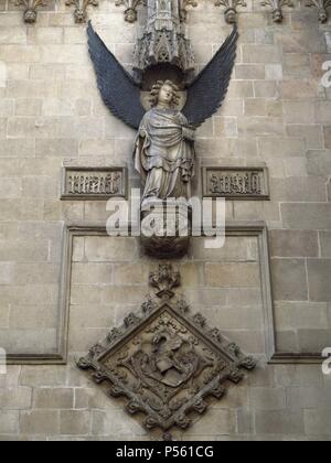 ARTE gotico. ESPAÑA. Angelo que se encuentra decorando la fachada laterale del Ayuntamiento de Barcelona, de estilo gótico (siglo XV). Cataluña. Foto Stock