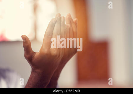 La mano dei musulmani uomo nero persone in preghiera con la moschea di sfondo interni Foto Stock
