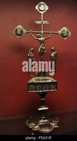 Altare con crocifisso reliquario, raffiguranti i quattro evangelisti su uno smalto blu a massa. Contiene una reliquia della Santa Croce e altri. Il XIV secolo. Da San Michele, Chiesa Slagelse (Danimarca). Museo Nazionale. Copenhagen. La Danimarca. Foto Stock