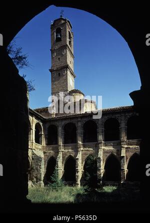 CLAUSTRO CON LA TORRE DE LA IGLESIA. Posizione: MONASTERIO DE SANTA MARIA LA REAL, Fitero, Navarra, Spagna. Foto Stock