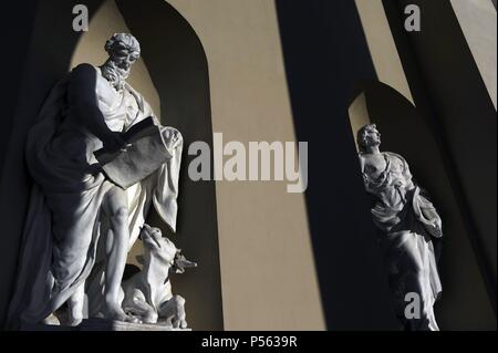 San Giovanni Evangelista e San Luca Evangelista con la tetramorph. Sculture. La facciata della cattedrale di Vilnius. Da Tommaso Righi (1727-1802). 1783. La Lituania. Foto Stock