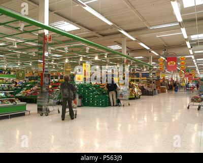 Interior SUPERMERCADO CARREFOUR. España. Foto Stock