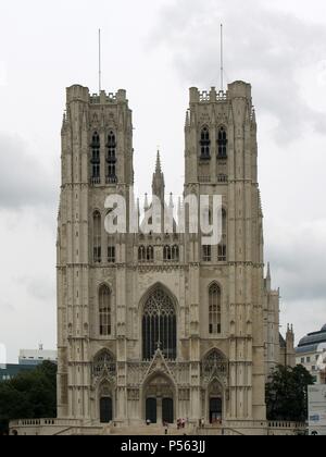 ARTE gotico. BELGICA. CATEDRAL DE SAN MICHELE. Antigua colegiata dedicada a San Miguel y después una Santa Gúdula. Vista generale de la Fachada, construida en el Siglo XV. Las dos torres que le dan regularidad, fueron levantadas En la misma época por J. Van der EYCKEN y J. VAN RUYSBROECK. BRUSELAS. Foto Stock