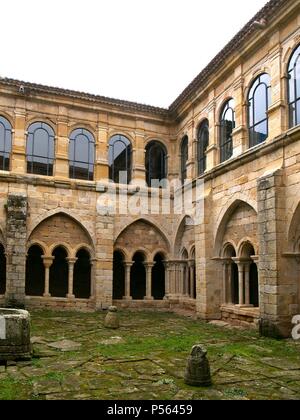 ARTE romanico. ESPAÑA. MONASTERIO DE SANTA MARIA LA REAL. Il Templo cisterciense erigido entre los siglos XII y XIII. Vista de n.a. GALERIA DEL CLAUSTRO, fechado a principios del siglo XIII. AGUILAR De Campoo. Provincia de Palencia. Castiglia-león. Foto Stock