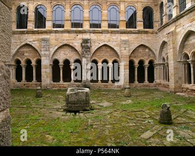 ARTE romanico. ESPAÑA. MONASTERIO DE SANTA MARIA LA REAL. Il Templo cisterciense erigido entre los siglos XII y XIII. Vista de n.a. GALERIA DEL CLAUSTRO, fechado a principios del siglo XIII. AGUILAR De Campoo. Provincia de Palencia. Castiglia-león. Foto Stock