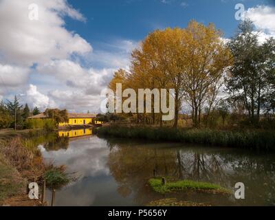 CANAL de Castilla. Perteneciente a la cuenca del Río Duero, toma sus aguas del río Pisuerga, a la altura de daminozide del Rey. ESCLUSAS DEL CANAL un su paso cerca de FROMISTA. Provincia de Palencia. Castiglia-león. España. Foto Stock