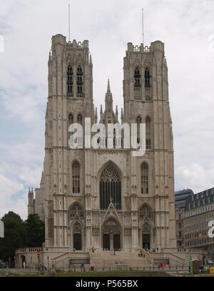 ARTE gotico. BELGICA. CATEDRAL DE SAN MICHELE. Antigua colegiata dedicada a San Miguel y después una Santa Gúdula. Vista generale de la Fachada, construida en el Siglo XV. Las dos torres que le dan regularidad, fueron levantadas En la misma época por J. Van der EYCKEN y J. VAN RUYSBROECK. BRUSELAS. Foto Stock