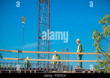 Dei Lavoratori nel nuovo edificio sito in costruzione a Vilnius, Lituania Foto Stock