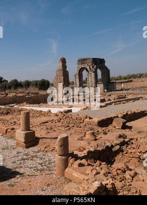 ARTE ROMANO. ESPAÑA. Yacimiento Arqueológico de caparra. Antigua ciudad de época prerromana. Situada en la antigua provincia romana de Lusitania. Atravesada por la calzada romana llamada Vía de la Plata. Ristoranti de época romana. Destaca el pórtico cuadrifronte que daba entrada al foro. Provincia de Cáceres. Extremadura. Foto Stock