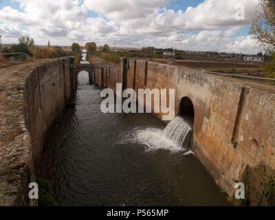 CANAL de Castilla. Perteneciente a la cuenca del Río Duero, toma sus aguas del río Pisuerga, a la altura de daminozide del Rey. ESCLUSAS DEL CANAL un su paso cerca de FROMISTA. Provincia de Palencia. Castiglia-león. España. Foto Stock
