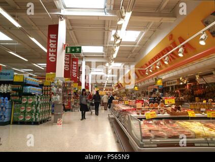 Interior SUPERMERCADO CARREFOUR. España. Foto Stock