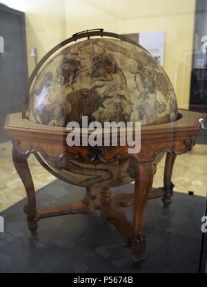 Globo terrestre dal cosmografo Vincenzo Coronelli (1650-1718). Il Museo della Scienza e della Tecnologia Leonardo da Vinci. Milano. L'Italia. Foto Stock