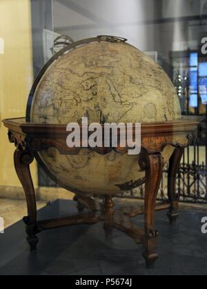 Globo terrestre dal cosmografo Vincenzo Coronelli (1650-1718). Il Museo della Scienza e della Tecnologia Leonardo da Vinci. Milano. L'Italia. Foto Stock