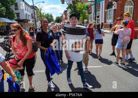 Mechanicsburg, PA, Stati Uniti d'America - 21 Giugno 2018: un uomo che indossa una grande tazza di caffè al giorno giubilare, il più grande e il più lungo in esecuzione, un giorno di fiera di strada in Oriente C Foto Stock