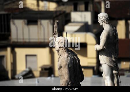 L'Italia. Milano. Cattedrale. Gotico. Il XIV secolo. Esterno. Statue che decorano i pinnacoli. Facciata. Foto Stock