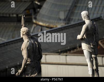 L'Italia. Milano. Cattedrale. Gotico. Il XIV secolo. Esterno. Statue che decorano i pinnacoli. Facciata. Foto Stock