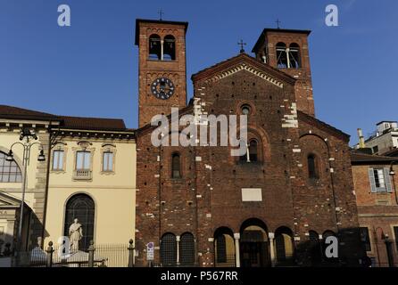 L'Italia. Milano. Chiesa del Santo Sepolcro. Fondata nel 1030 da Benedetto Ronzone, master dei milanesi. Facciata costruito nel 1894-1897 da Gaetano Moretti e Cesare Nava. In stile neoclassico. Foto Stock