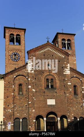 L'Italia. Milano. Chiesa del Santo Sepolcro. Fondata nel 1030 da Benedetto Ronzone, master dei milanesi. Facciata costruito nel 1894-1897 da Gaetano Moretti e Cesare Nava. In stile neoclassico. Foto Stock