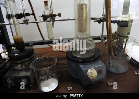 Replica del lab piano di lavoro sul quale il chimico italiano Giulio Natta (1903-1979) ha lavorato e ha inventato il primo materiale plastico sintetico di seconda generazione: il polipropilene isotattico. Museo Nazionale della Scienza e della Tecnologia Leonardo da Vinci. Milano. L'Italia. Foto Stock