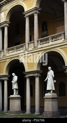 L'Italia. La città di Pavia. Cortile in Università di Pavia. Da sinistra a destra, statue: Luigi Porta Pavese (1800-1875) e Antonio Maria Bordoni (1789-1860). Foto Stock