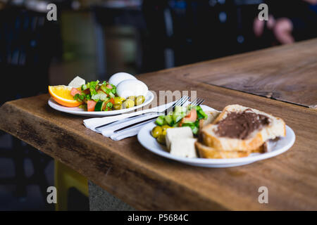 Sala colazione con due piastre e le due forcelle in medio delsul il bordo di una tabella Foto Stock