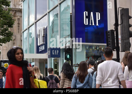 Gli amanti dello shopping, per i turisti e per chi lavora in ufficio a piedi passato il flagship store Gap su Oxford Street nel centro di Londra Foto Stock