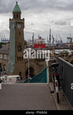 Amburgo, Germania - 13 Giugno 2018: vista sul porto di Amburgo e del cantiere navale denominato Blohm + Voss a luce diurna e cielo nuvoloso. Foto Stock