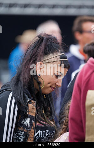 Candida immagine di un elegante giovane donna con il piercing al viso e gli anelli nasali al 2018 Africa Oye music festival di Sefton Park, Liverpool. Foto Stock