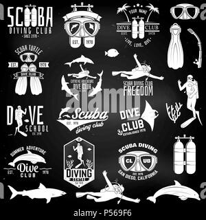 Set di scuba diving club e scuola di immersioni i badge con elementi di design sulla lavagna. Illustrazione Vettoriale. Vintage design tipografia con diving g Illustrazione Vettoriale