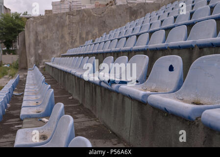 Vintage sedie dello stadio old time non utilizzato con polvere di colore blu Foto Stock