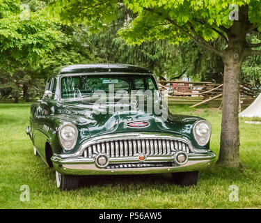 DEARBORN, MI/STATI UNITI D'America - 16 giugno 2018: UN 1955 Buick Roadmaster auto presso la Henry Ford (THF) Motore Muster mostra che si è tenuta presso il villaggio Greenfield, vicino a Detroit. Foto Stock