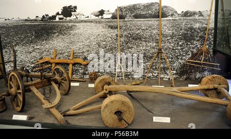 Diversi strumenti agricoli utilizzati nelle fattorie isolate, chiamato Tanya. Xviii-XIX secolo. Museo etnografico. Budapest. Ungheria. Foto Stock