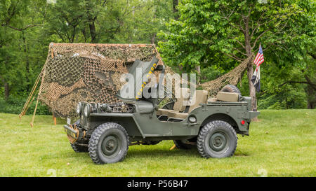 DEARBORN, MI/STATI UNITI D'America - 16 giugno 2018: UN 1940s Jeep Willys presso la Henry Ford (THF) Motore Muster show, al villaggio Greenfield, vicino a Detroit, Michigan. Foto Stock