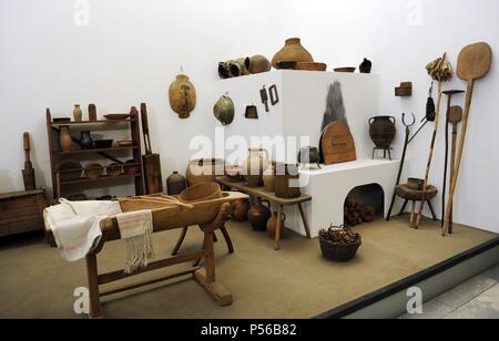 Interno di una casa dalla regione Orseg. Inizio del XIX secolo. Museo di Etnografia. Budapest. Ungheria. Foto Stock