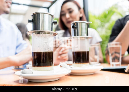 Hot Vietnamese espresso fatto di caffè e di cicoria conden dolce Foto Stock