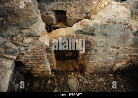 Aboa Vetus e Ars Nova . Aboa Vetus. Include i resti di sei edifici medievali. Il carattere urbano della zona può essere visto in rovine e le antiche cantine. Il convento di Riverfront, uno del borgo medievale di Turku strade principali. La rovina di cantina. La Finlandia. Turku. Foto Stock