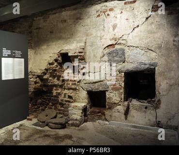 Aboa Vetus e Ars Nova . Aboa Vetus. Include i resti di sei edifici medievali. Il carattere urbano della zona può essere visto in rovine e le antiche cantine. Il convento di Riverfront, uno del borgo medievale di Turku strade principali. La rovina di cantina. La Finlandia. Turku. Foto Stock