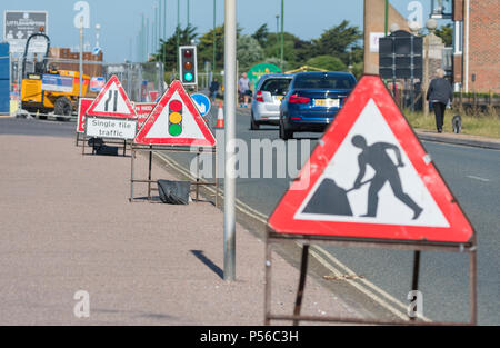 Semafori provvisori a lavori stradali lungo una strada nel Regno Unito. Foto Stock