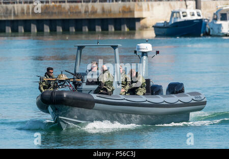 Barca militare dotato di un combattimento militare fuco, progettato da Mike Anello del Ring Powercraft, sul fiume Arun, Littlehampton, West Sussex, in Inghilterra, Regno Unito. Foto Stock