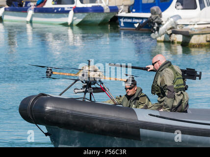 Barca militare dotato di un combattimento militare fuco, progettato da Mike Anello del Ring Powercraft, sul fiume Arun, Littlehampton, West Sussex, in Inghilterra, Regno Unito. Foto Stock