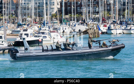 Barca militare dotato di un combattimento militare fuco, progettato da Mike Anello del Ring Powercraft, sul fiume Arun, Littlehampton, West Sussex, in Inghilterra, Regno Unito. Foto Stock