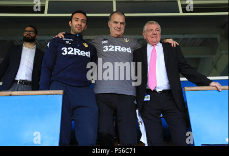 Nuovo Leeds United manager Marcelo Bielsa (al centro) con pulmann Salim Lamrani (sinistra) durante la conferenza stampa a Elland Road, Leeds. Foto Stock