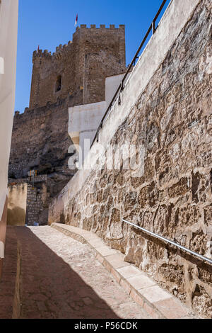 Vista laterale del paesino situato sulla cima della montagna di calcare è situato il castello del XII secolo almohade origine, Alcala Del Jucar, Albacete, Spagna Foto Stock