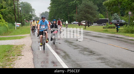 Harsens Island, Michigan - in una piovosa domenica, ciclisti partecipare all'annuale acqua blu escursione. I piloti hanno potuto scegliere percorsi che vanno da 27 t Foto Stock