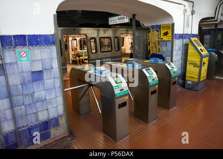 BUENOS AIRES, Argentina - 20 gennaio 2018: Stazione di Buenos Aires in metropolitana in Argentina. Si tratta di un 6 linee di transito del sistema della metropolitana che ha iniziato a operat Foto Stock