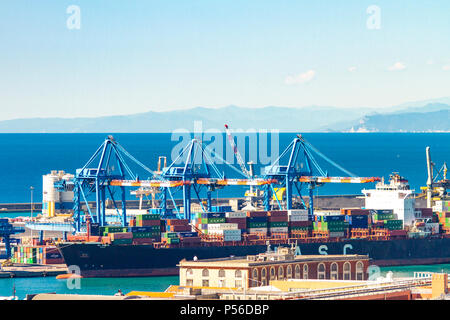 Dettaglio dal porto di Genova in Italia. Il porto di Genova è il principale porto italiano. Foto Stock